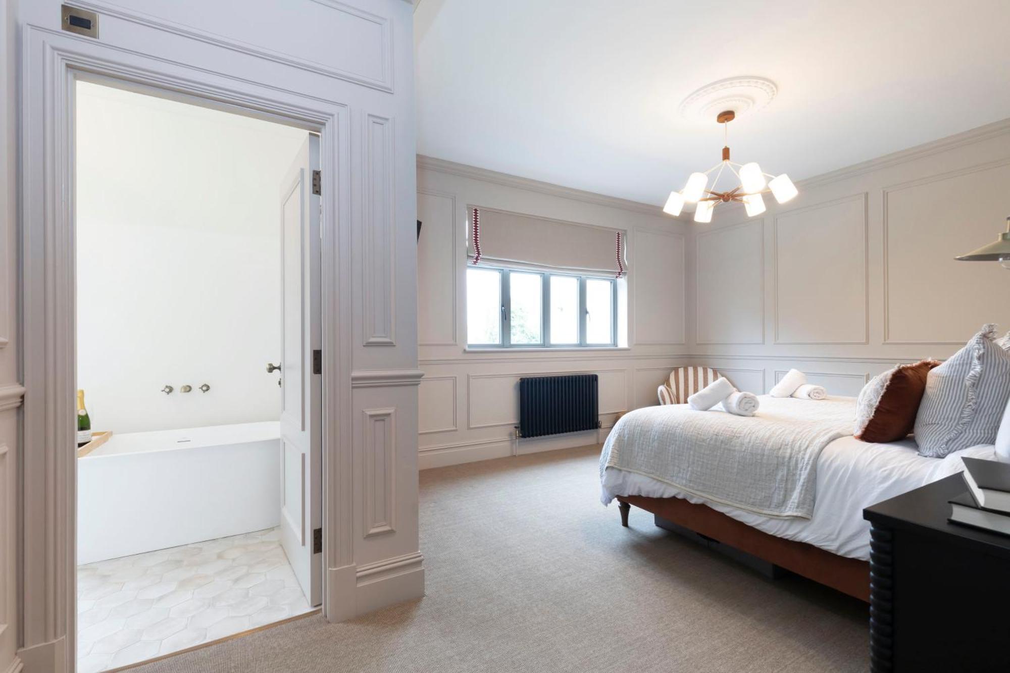 Luxury 6 Bedroom Period With Sauna And Gym *