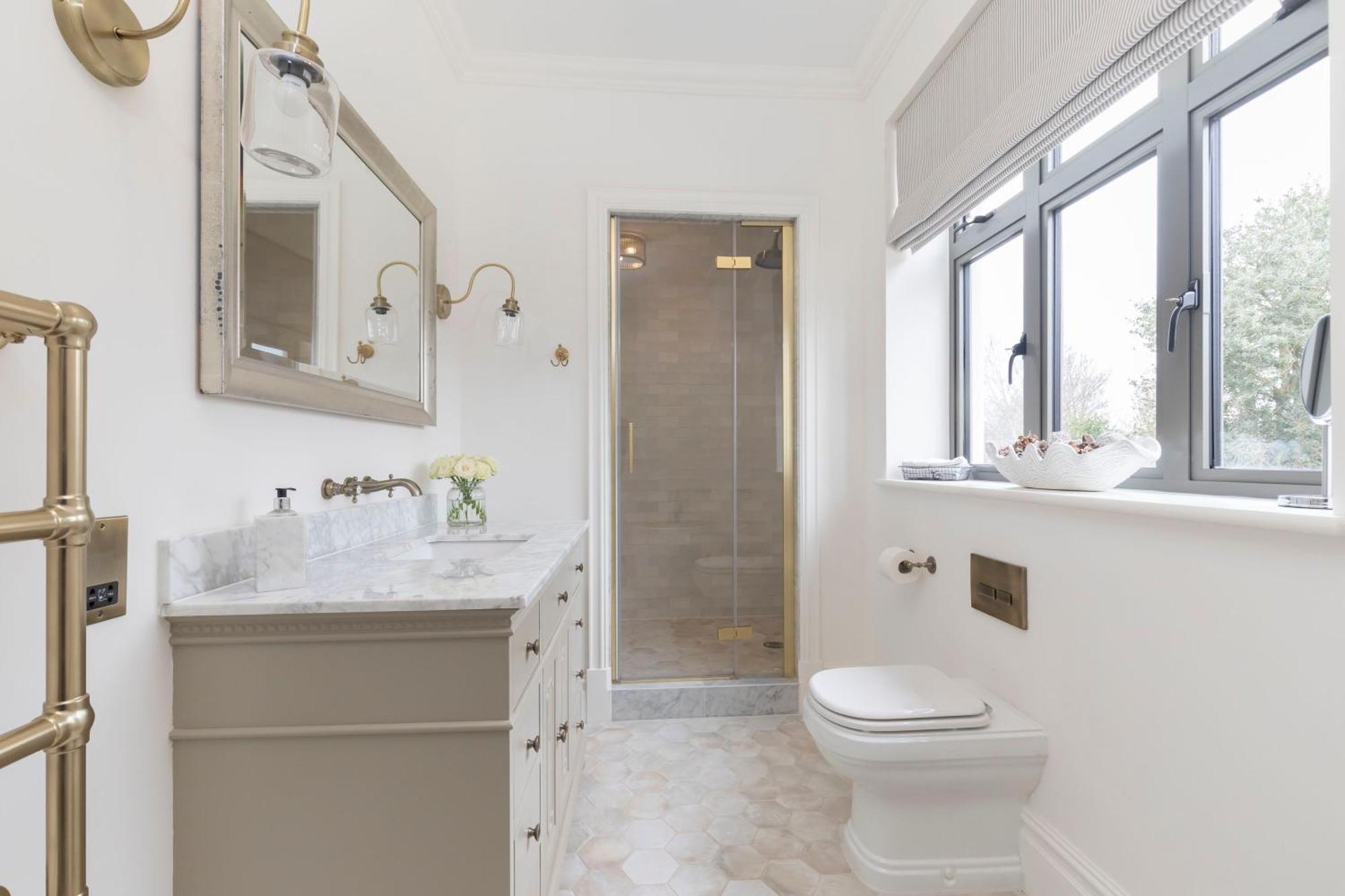 Luxury 6 Bedroom Period With Sauna And Gym Villa *