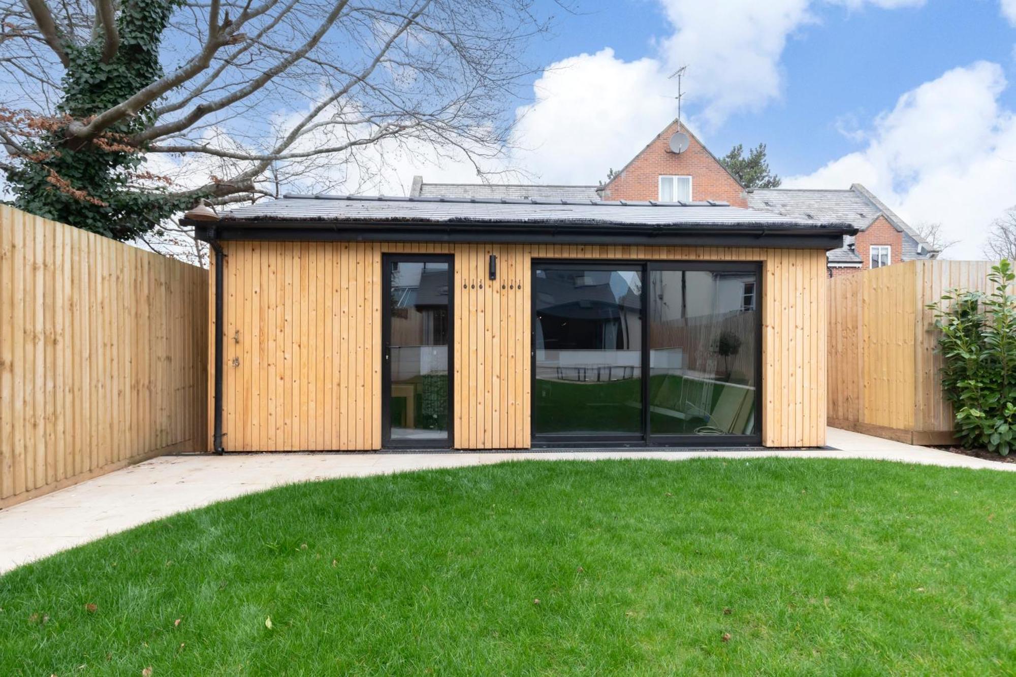 Luxury 6 Bedroom Period With Sauna And Gym *