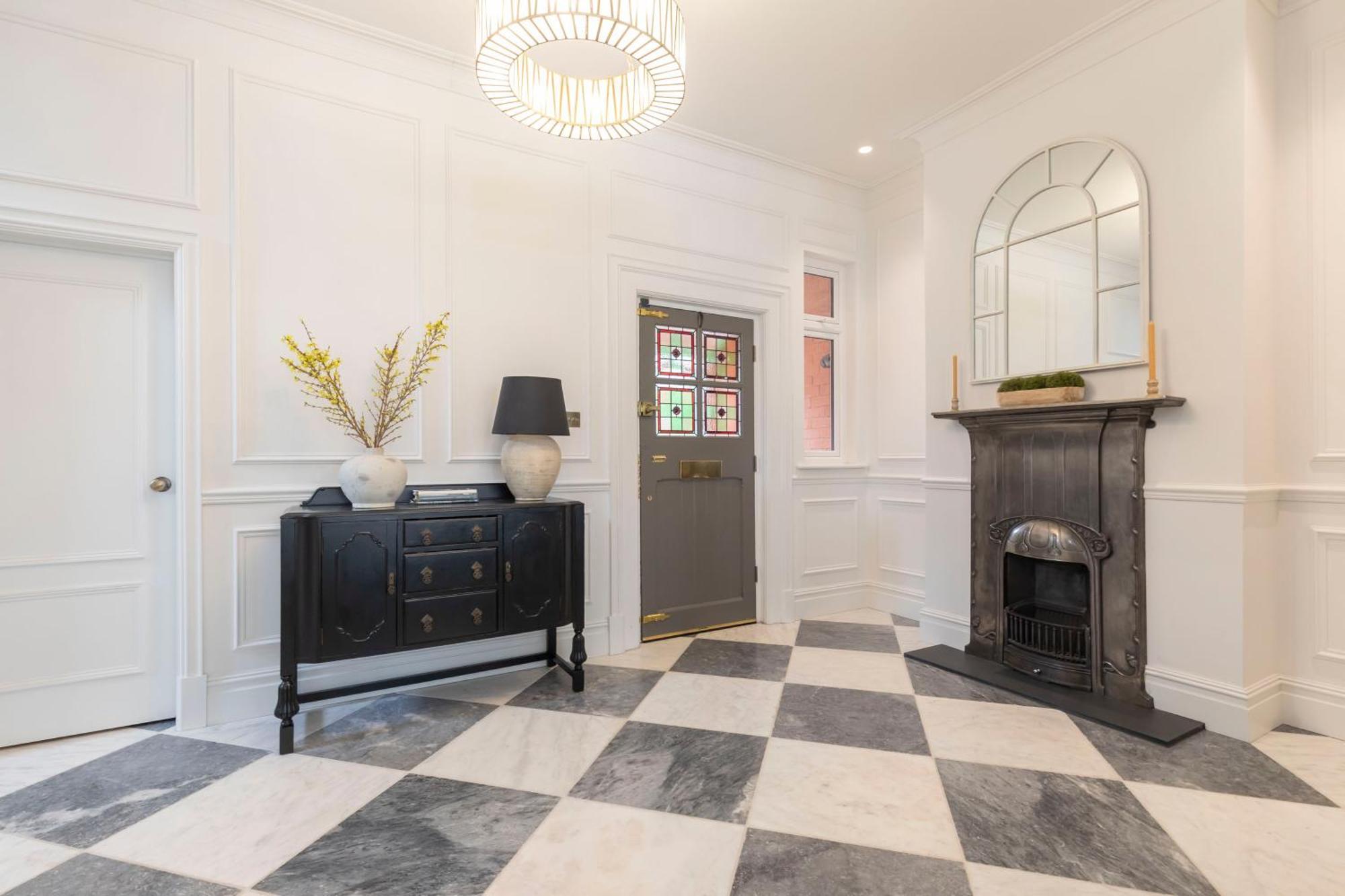 Luxury 6 Bedroom Period With Sauna And Gym