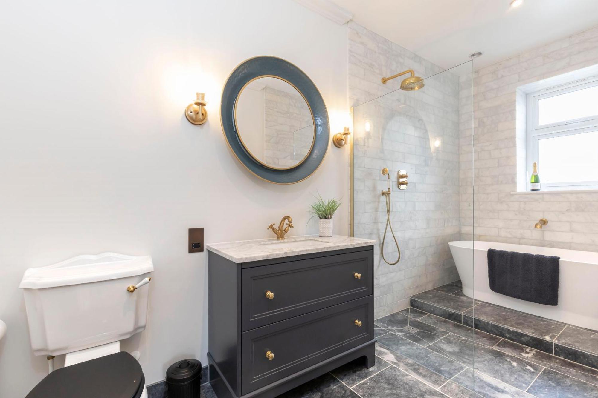 Luxury 6 Bedroom Period With Sauna And Gym Villa Cheltenham