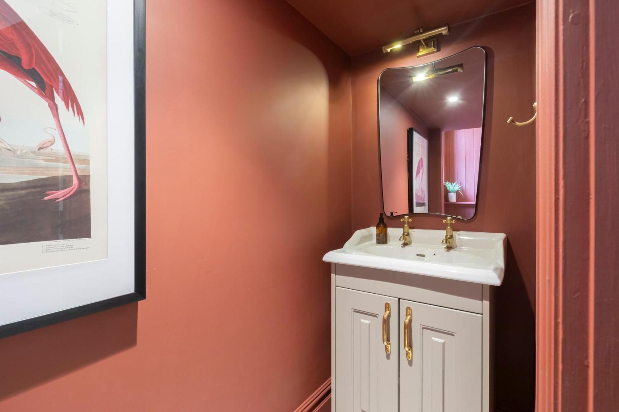 Luxury 6 Bedroom Period With Sauna And Gym