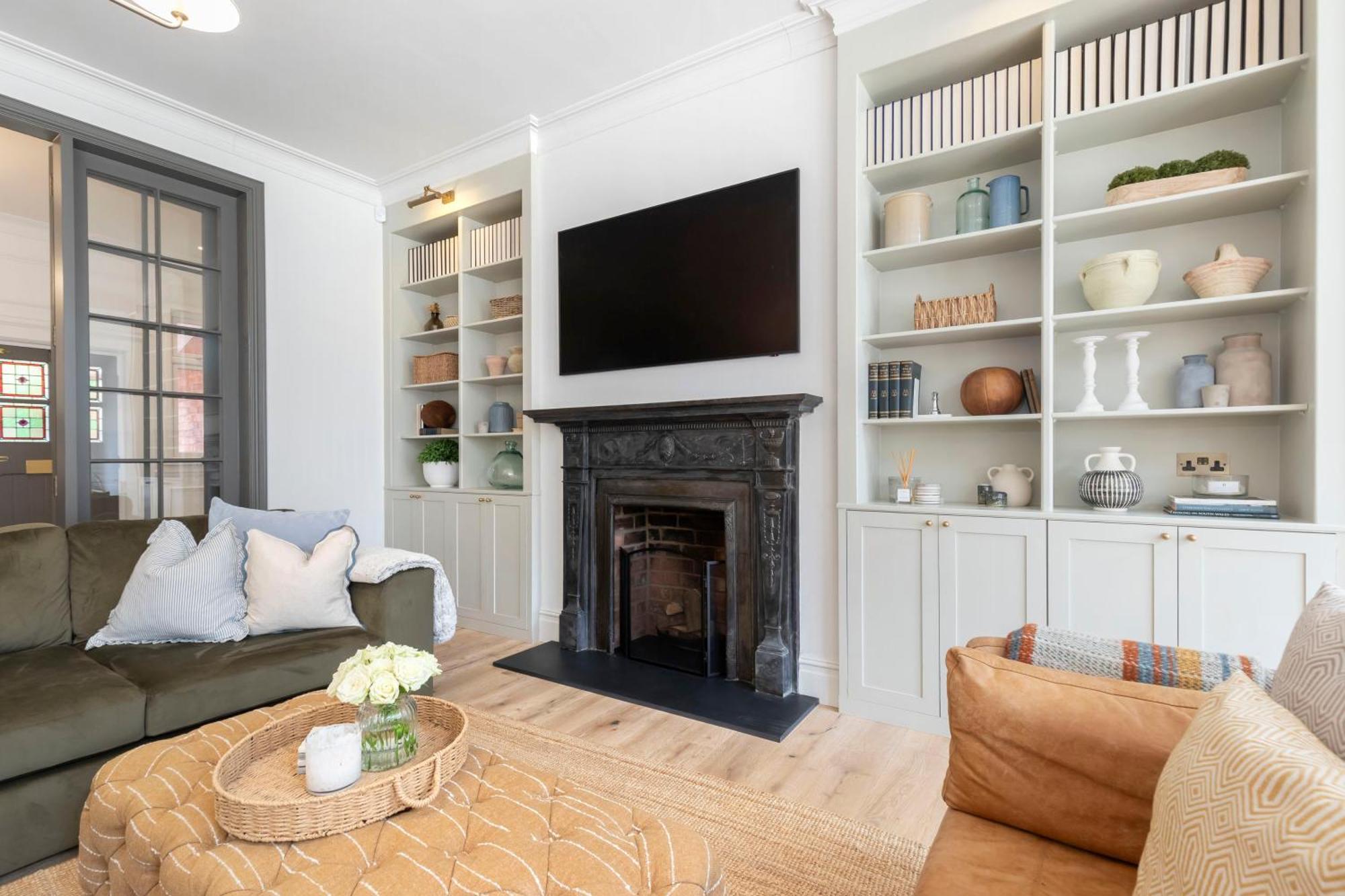 Luxury 6 Bedroom Period With Sauna And Gym Villa *
