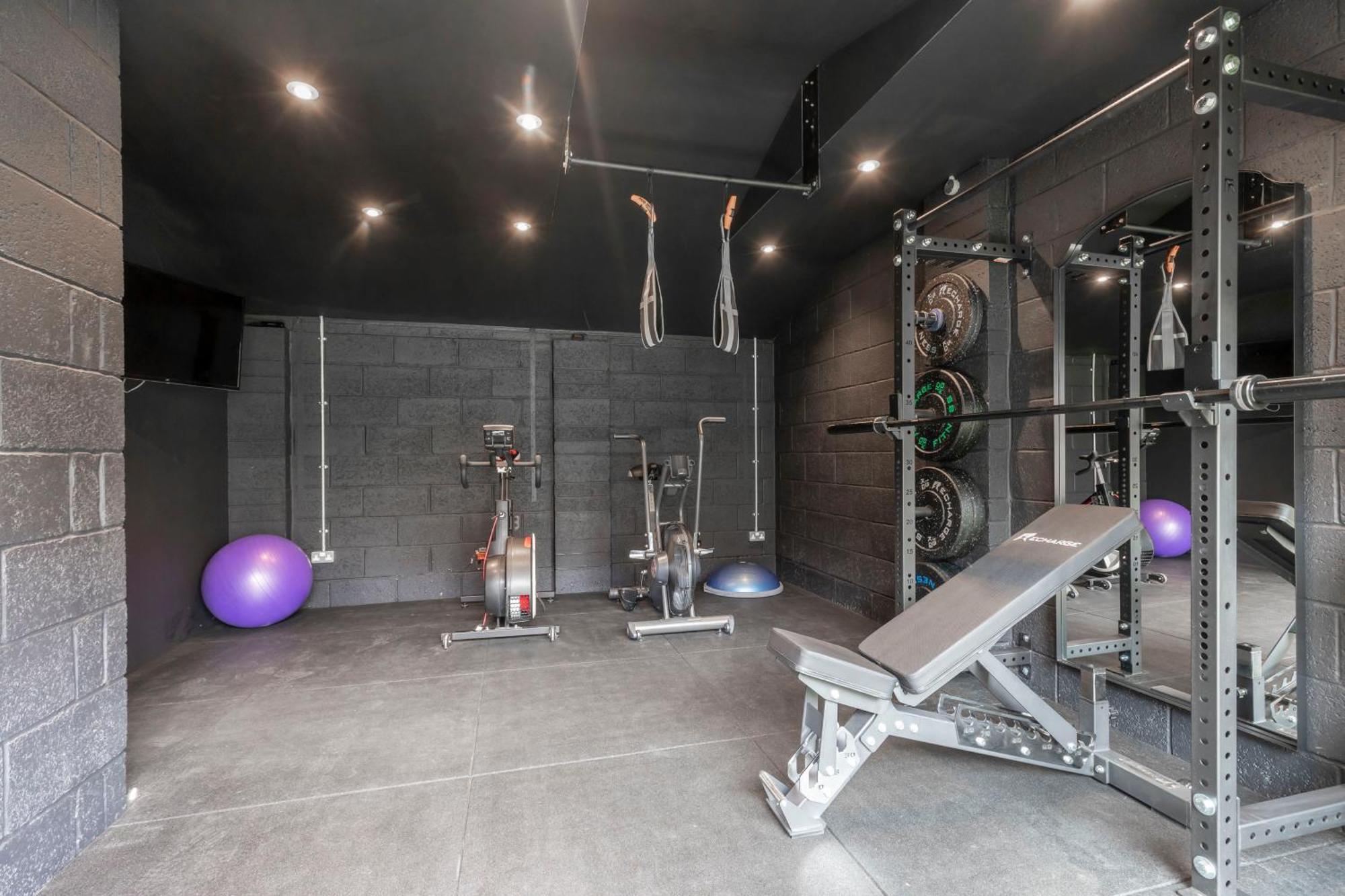 Luxury 6 Bedroom Period With Sauna And Gym Villa Cheltenham