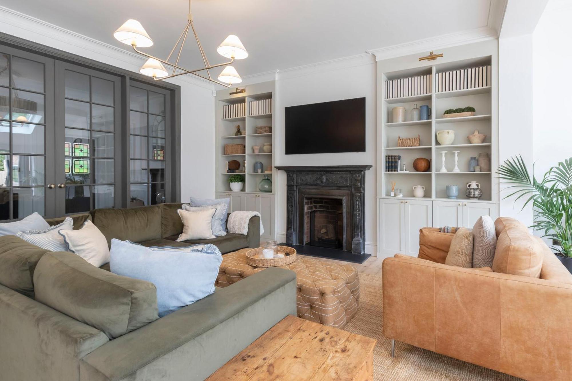 Luxury 6 Bedroom Period With Sauna And Gym Villa *
